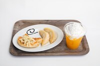 「Theぎょるびー」サンジの大餃子食べ比べセット（左）、ウソップの必殺“びっくり星”マンゴージュース（右）。