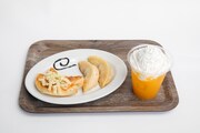 「Theぎょるびー」サンジの大餃子食べ比べセット(左)、ウソップの必殺“びっくり星”マンゴージュース(右)。