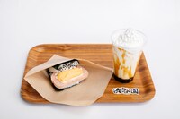 「おにぎりBar渋谷園」ローのためのサンドイッチ（左）、ブルックの骨活ミルク黒糖魂入り（右）。