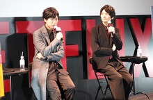 左から神谷浩史、島崎信長。