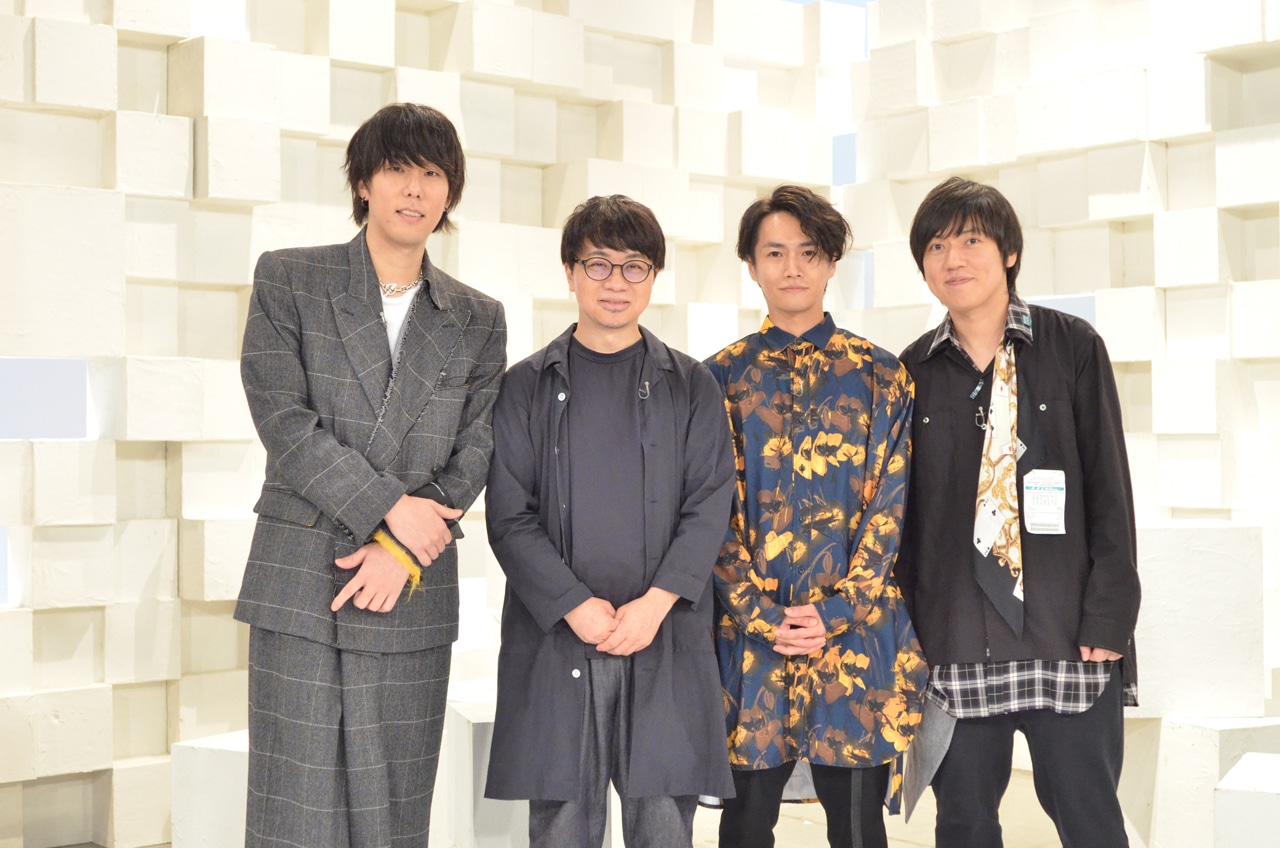 RADWIMPSと新海誠監督（左から2番目）。