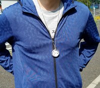 「Re:ゼロから始める異世界生活 2WAYウォッチ」の着用イメージ。