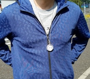 「Re:ゼロから始める異世界生活 2WAYウォッチ」の着用イメージ。