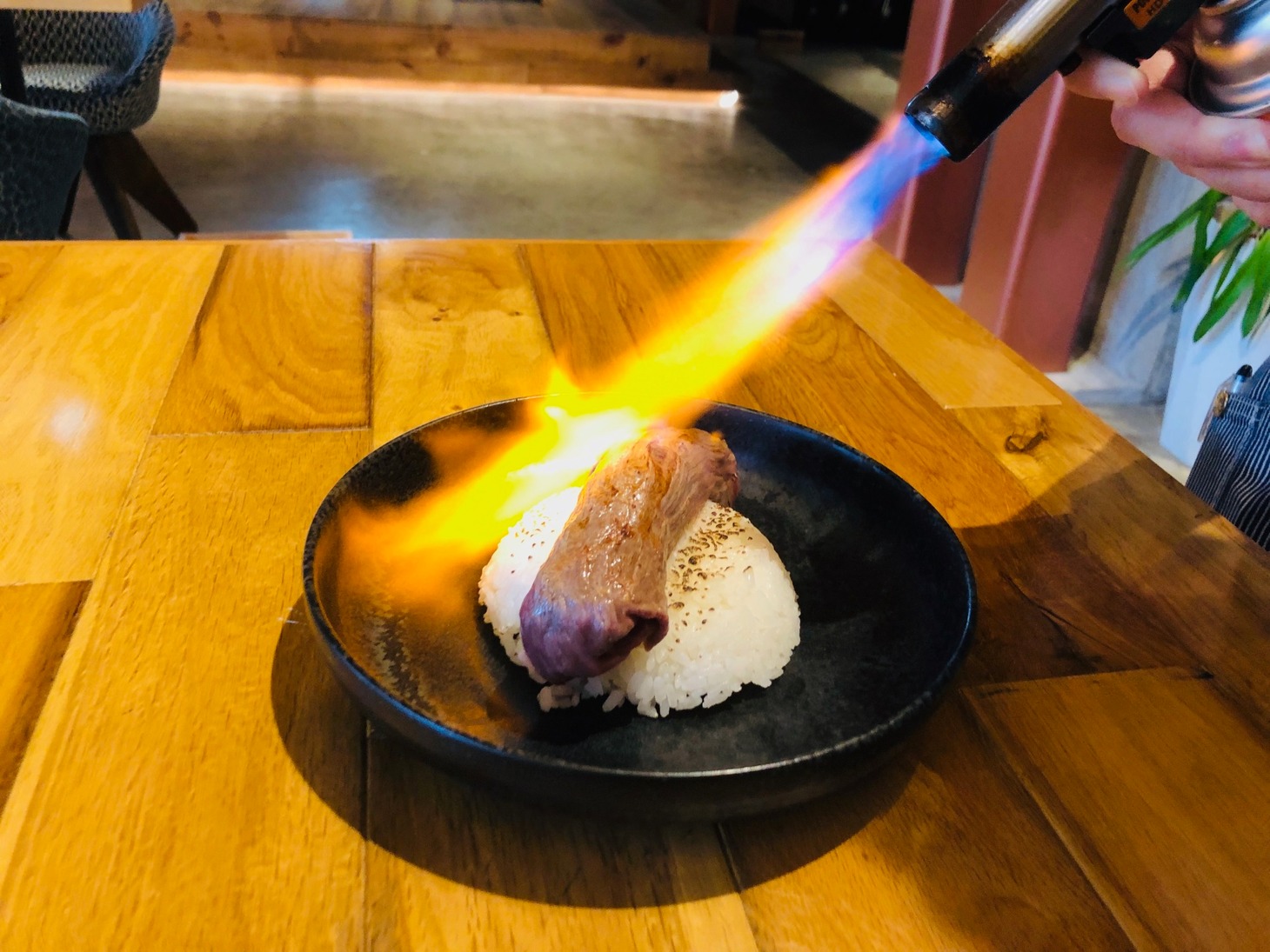 「ヒャッハー！モヒカン炙り寿司」
