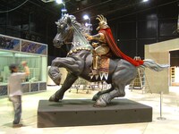 ラオウと黒王号の等身大フィギュア。