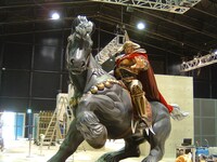 ラオウと黒王号の等身大フィギュア。