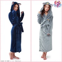 「ルナ・ダイアナふわもこバスローブ」の着用イメージ。