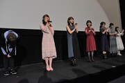 左から松岡禎丞、安野希世乃、大西沙織、茅野愛衣、矢作紗友里、赤崎千夏、春奈るな。