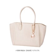 「はたらく細胞 赤血球 バッグチャーム」の使用イメージ。