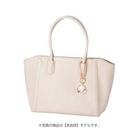 「はたらく細胞 赤血球 バッグチャーム」の使用イメージ。