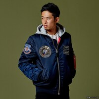 カミーユ・ビダンモデルの着用イメージ。