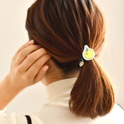 「静電気軽減ヘアポニー」の使用イメージ。