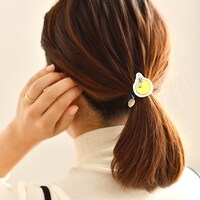 「静電気軽減ヘアポニー」の使用イメージ。