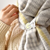 「静電気軽減ヘアポニー」の使用イメージ。