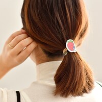 「静電気軽減ヘアポニー」の使用イメージ。