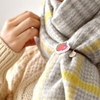 「静電気軽減ヘアポニー」の使用イメージ。