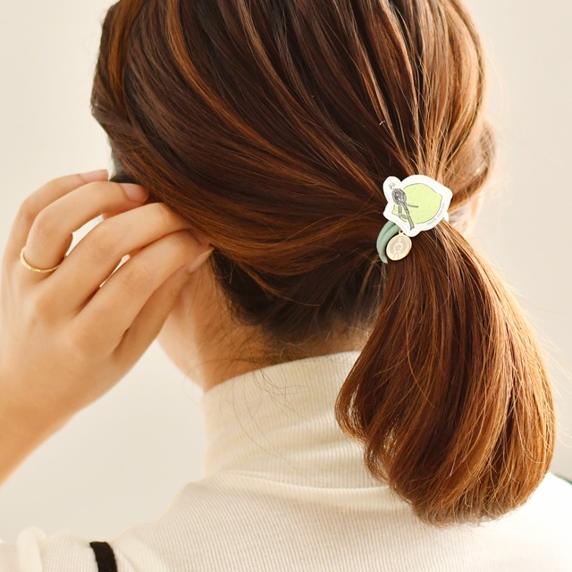 「静電気軽減ヘアポニー」の使用イメージ。