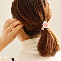 「静電気軽減ヘアポニー」の使用イメージ。
