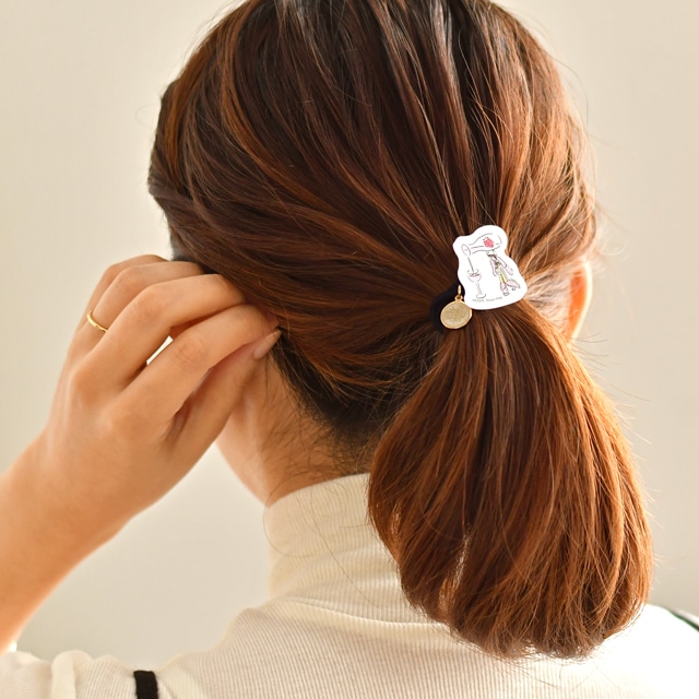 「静電気軽減ヘアポニー」の使用イメージ。