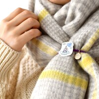 「静電気軽減ヘアポニー」の使用イメージ。