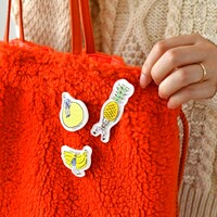 「アクリルブローチ」の使用イメージ。