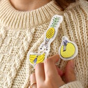 「アクリルブローチ」の使用イメージ。