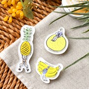 「アクリルブローチ」の一部。