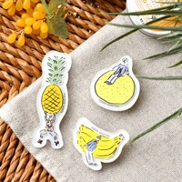 「アクリルブローチ」の一部。