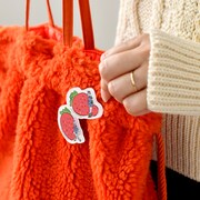 「アクリルブローチ」の使用イメージ。