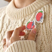 「アクリルブローチ」の使用イメージ。