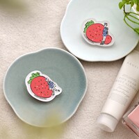 「アクリルブローチ」の一部。