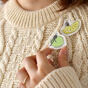 「アクリルブローチ」の使用イメージ。