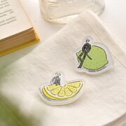 「アクリルブローチ」の一部。