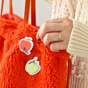 「アクリルブローチ」の使用イメージ。