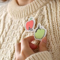 「アクリルブローチ」の使用イメージ。