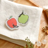 「アクリルブローチ」の使用イメージ。