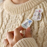 「アクリルブローチ」の使用イメージ。