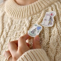 「アクリルブローチ」の使用イメージ。