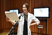 アフレコに挑む米倉涼子。