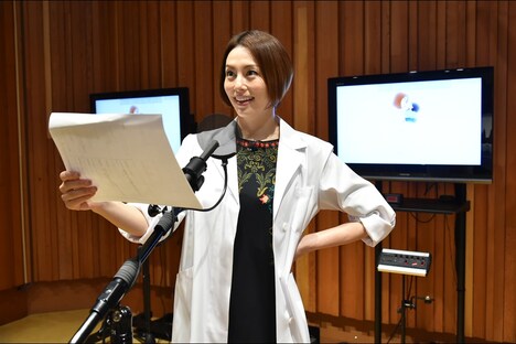 アフレコに挑む米倉涼子。