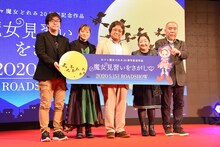 左から映画「魔女見習いをさがして」のキャラクターデザイン・総作画監督を務める馬越嘉彦、監督の鎌谷悠、監督の佐藤順一、プロデューサーの関弘美、脚本を手がける栗山緑。