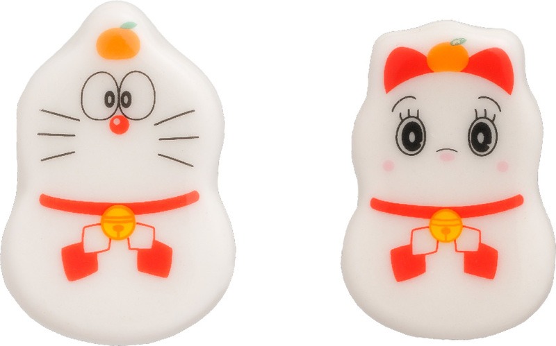 「和食器セット」の箸置き。左が「ドラえもん」のモデル、右が「ドラミちゃん」のモデル。