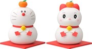 「ドラえもん ドラミちゃん鏡餅フィギュアセット（大）台座つき」。高さはドラえもんが約15.3cm、ドラミが約15cm。