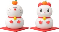「ドラえもん ドラミちゃん鏡餅フィギュアセット（大）台座つき」。高さはドラえもんが約15.3cm、ドラミが約15cm。