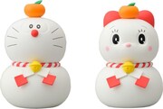 「ドラえもん ドラミちゃん鏡餅フィギュアセット（小）」。高さはドラえもんが約10cm、ドラミが約9cm。