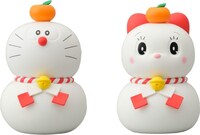 「ドラえもん ドラミちゃん鏡餅フィギュアセット（小）」。高さはドラえもんが約10cm、ドラミが約9cm。