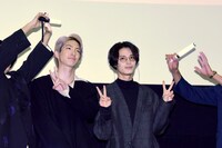 左から前田公輝、塩野瑛久。