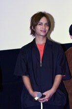 中岡役の中島健。