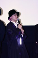 辻役の鈴木昂秀。