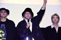 手を振る鈴木昂秀。